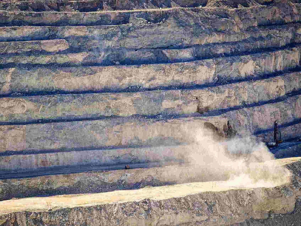 Bild: Open Pit Uranium Mine von J.B. Dodane lizenziert unter CC BY-NC 3.0TEXT Picture Open Pit Mine